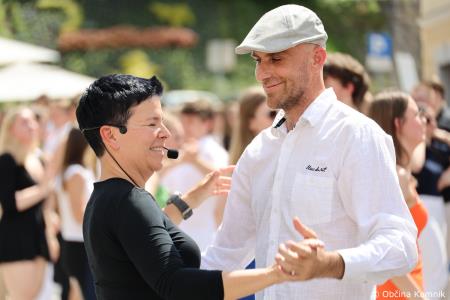 Kamnik danes v znamenju maturantske četvorke, v kateri je zaplesalo preko 200 maturantk in maturantov (88)